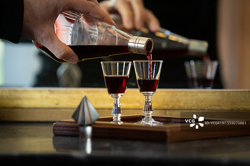 从醒酒器中倒出的餐后消化酒——干邑、白兰地、波特酒图片素材