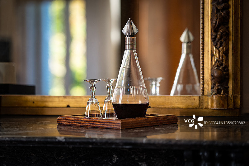 晚餐后消化的烈性葡萄酒饮品——干邑、白兰地或波特酒图片素材