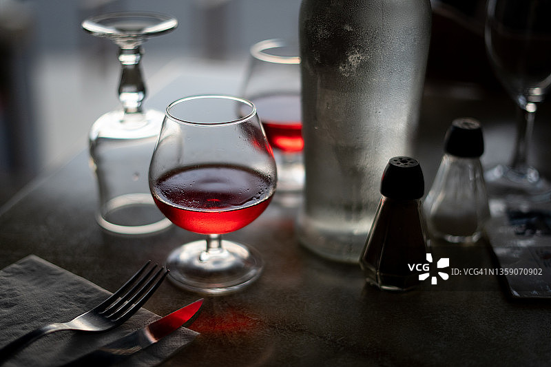 餐厅里的尼格罗尼、斯普利茨鸡尾酒和玫瑰葡萄酒图片素材