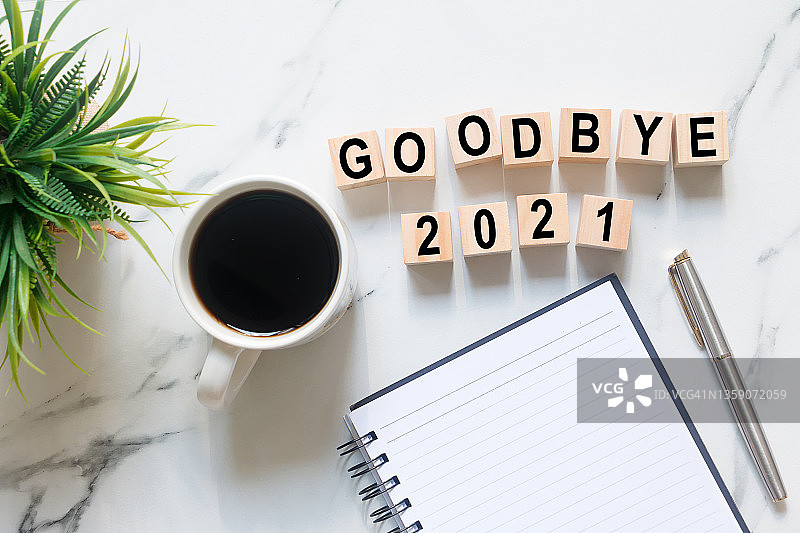 木块上的再见2021新年概念图片素材