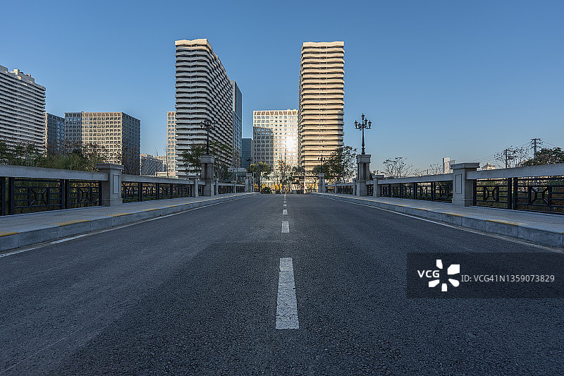 通往现代办公区的新道路图片素材