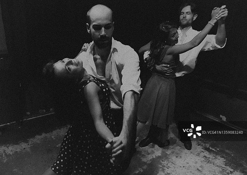 夜店里的舞者图片素材