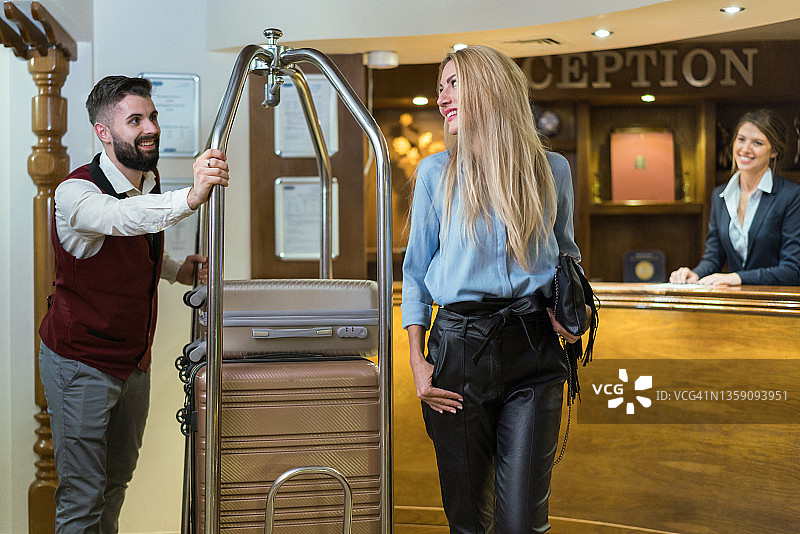 住在酒店的现代年轻女人图片素材