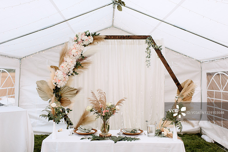 婚礼招待会上用鲜花装饰的新娘新郎桌图片素材