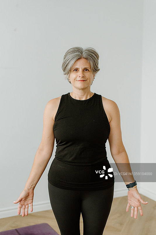 微笑的女人肖像站在山式姿势图片素材