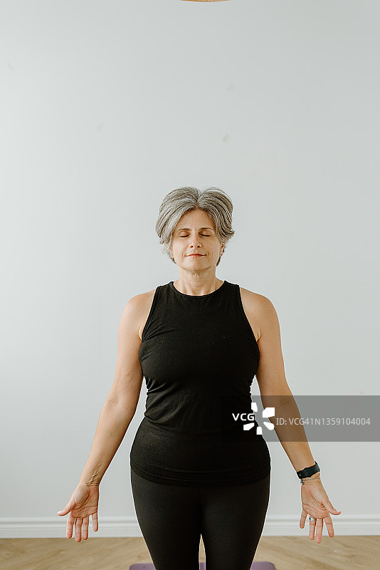 做山式站立的女人图片素材