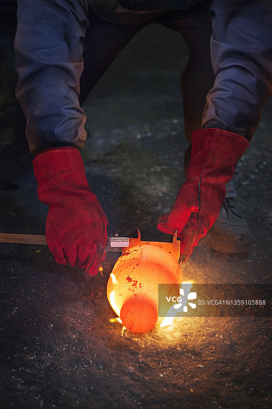 用游标卡尺检查仍然是红热火焰曲轴的直径图片素材