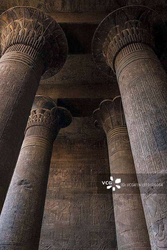 埃及伊斯纳克努姆神庙的巨大柱子图片素材
