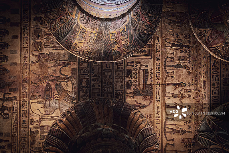 埃及伊斯纳克努姆神庙的巨大柱子图片素材