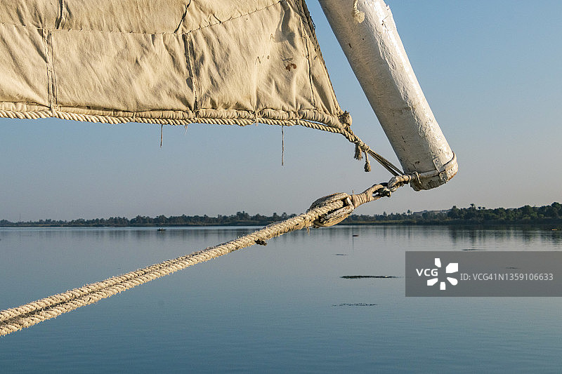 在埃及尼罗河上航行的三角帆船图片素材