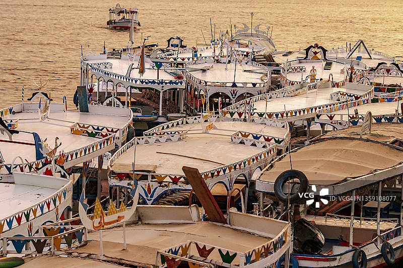 埃及卢克索尼罗河上的交通运输图片素材