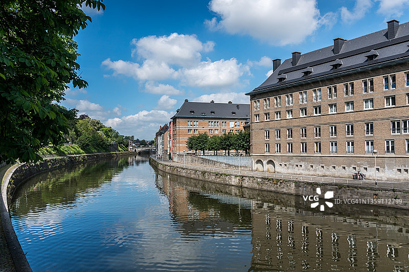 穿过那慕尔市的默兹河图片素材