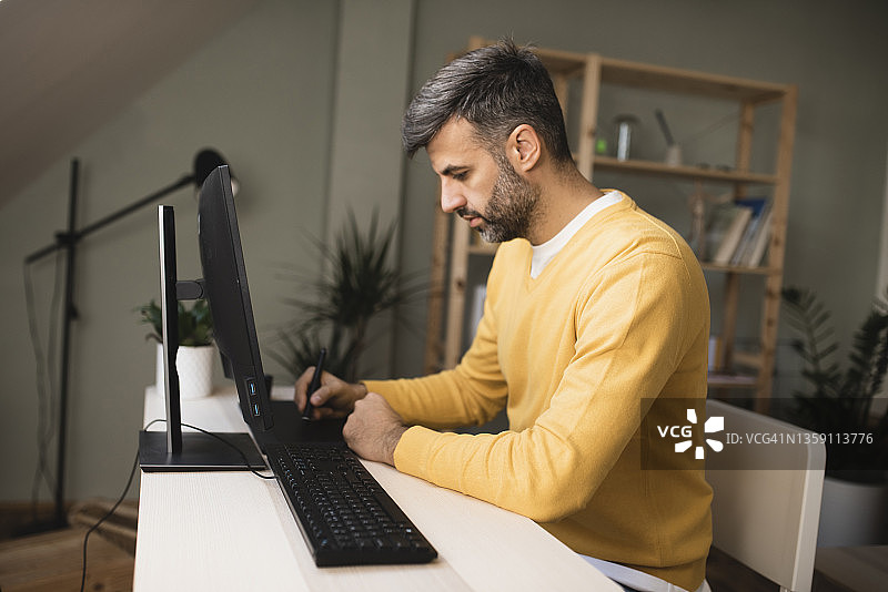 平面设计师在家中办公室做自由职业图片素材