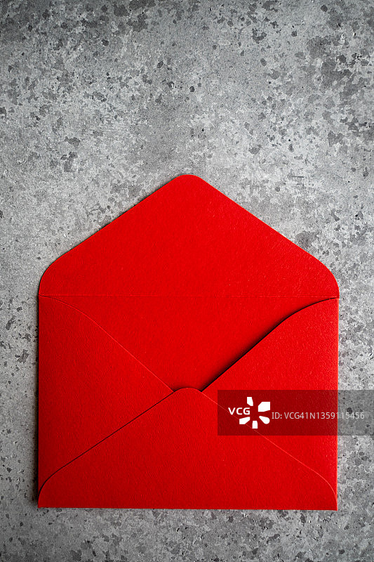 灰色背景上的红色红包特写图片素材