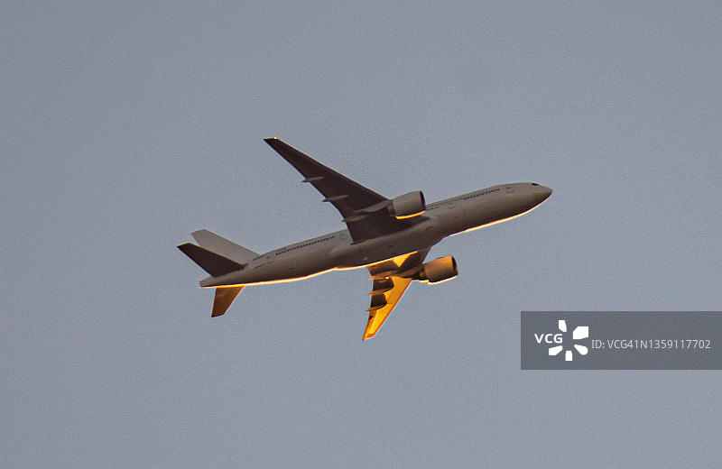 清晨日本神奈川上空的飞机图片素材