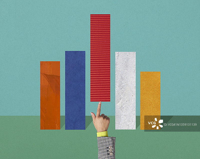 商业女性在条形图上推动柱状高度的拼贴图片素材