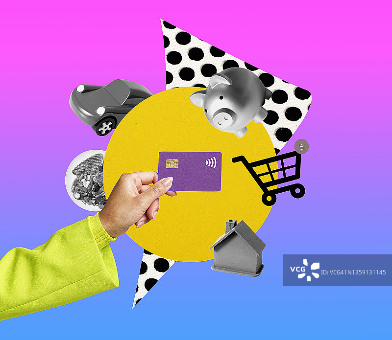 手持信用卡的女人和金融图标拼贴图片素材