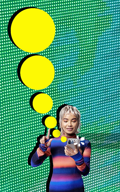 时尚女人滑动手机图片素材