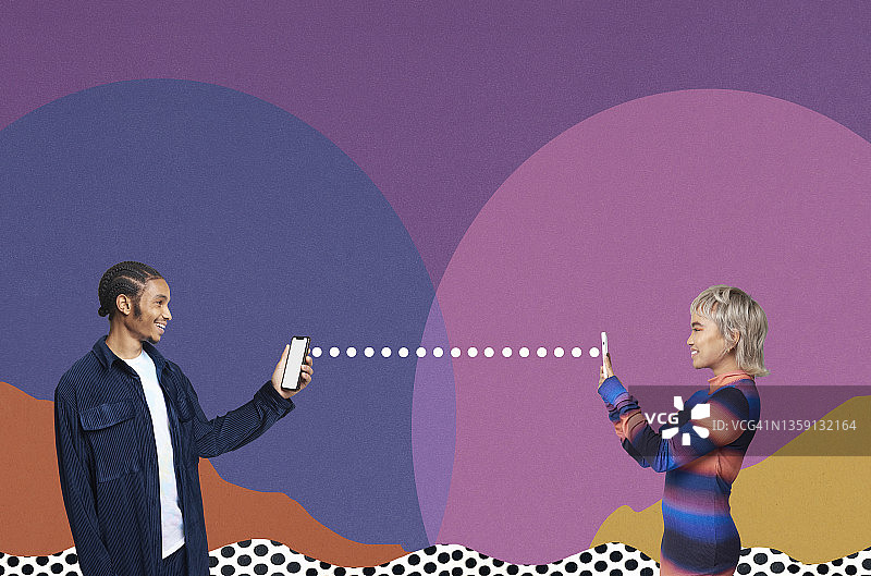 两人在彩色图形背景上用智能手机交流图片素材