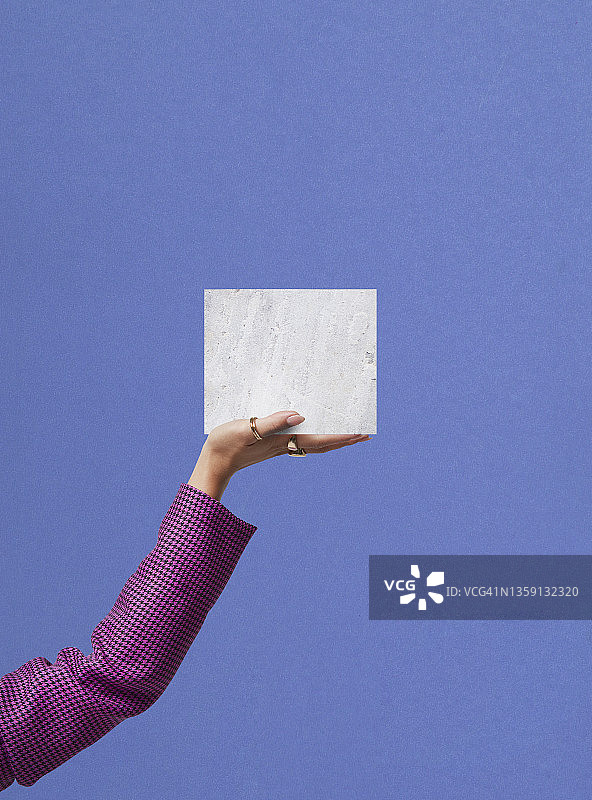 手持立方体的时尚女性图片素材