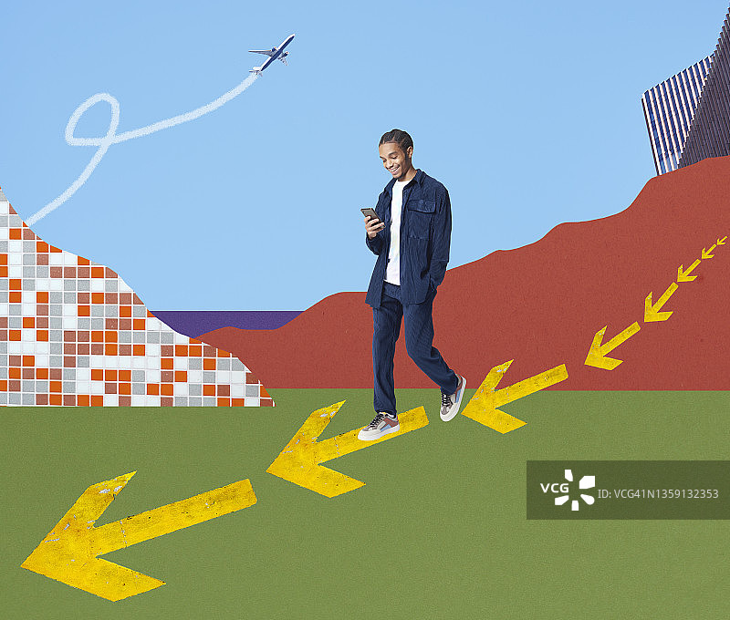 走在箭头上的年轻时尚男士正在使用智能手机图片素材