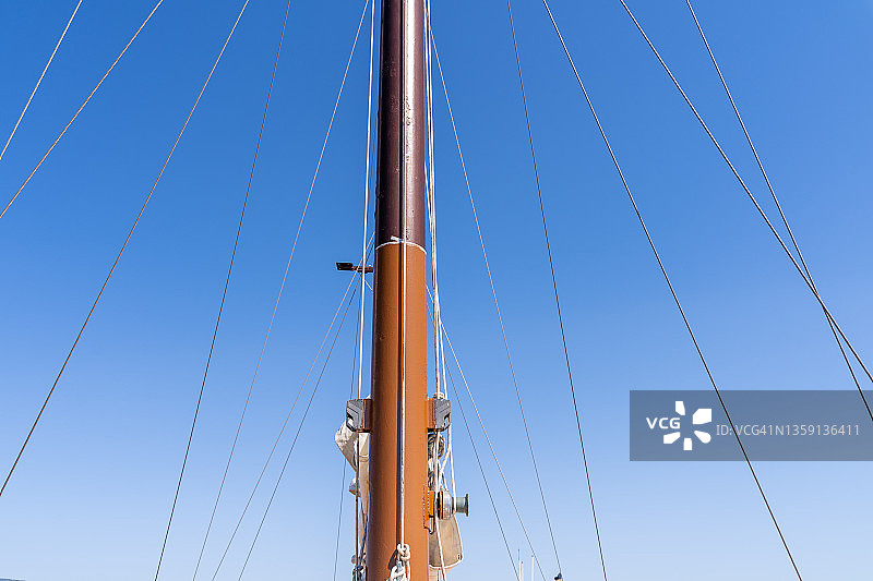 系着缆绳的帆船桅杆图片素材