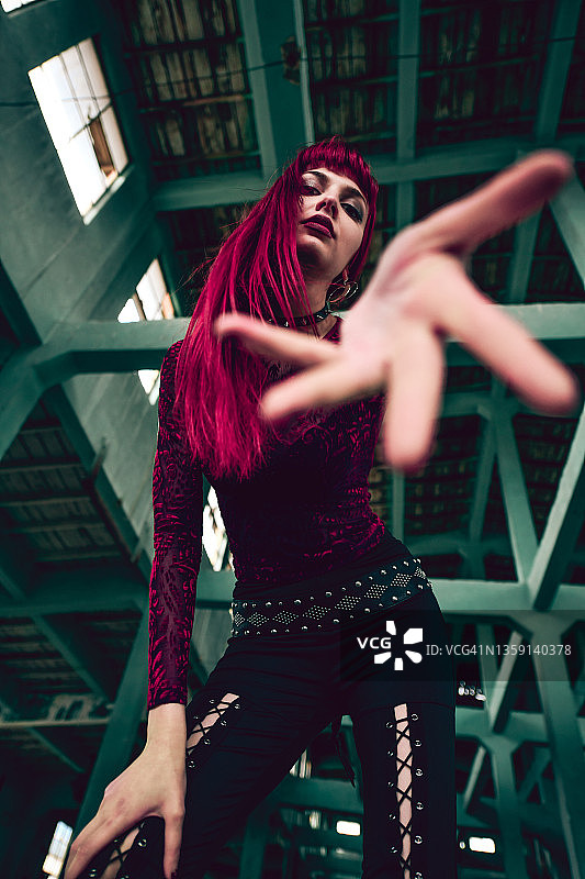 美丽的红发女人在废墟中提供接送服务图片素材