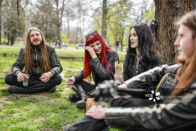 哥特情侣的吉他野餐图片素材
