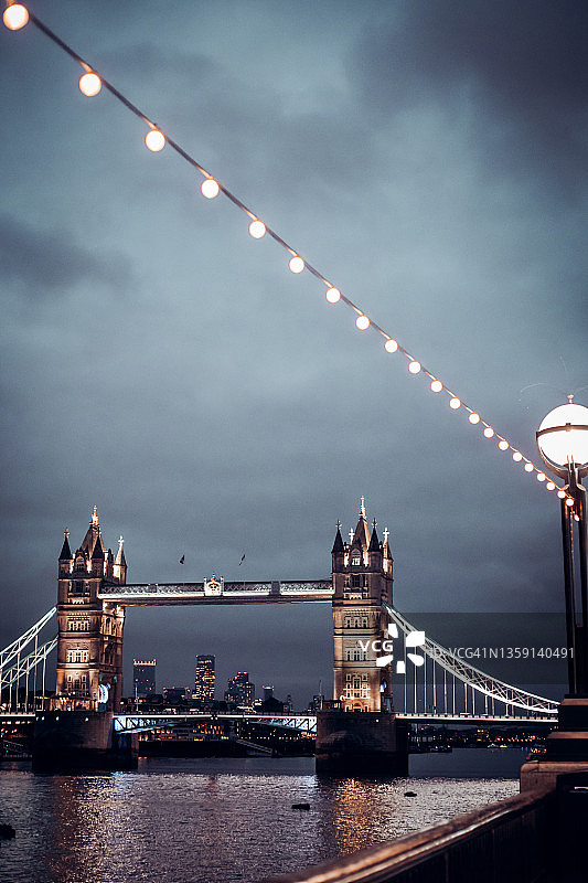 夜幕下的泰晤士河与伦敦塔桥图片素材