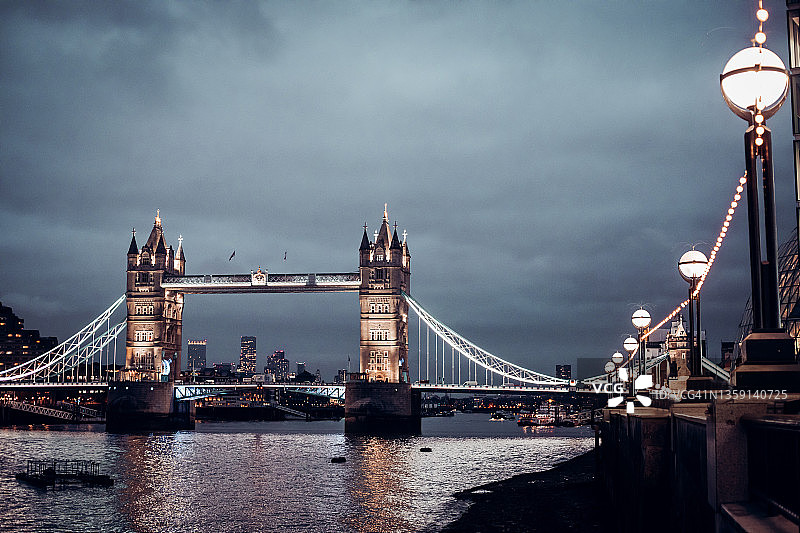 夜幕下的泰晤士河与伦敦塔桥图片素材