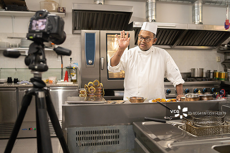 专业厨师向镜头挥手图片素材