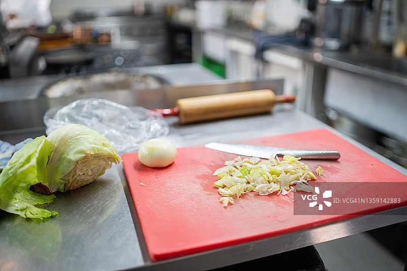 切碎洋葱的砧板特写图片素材