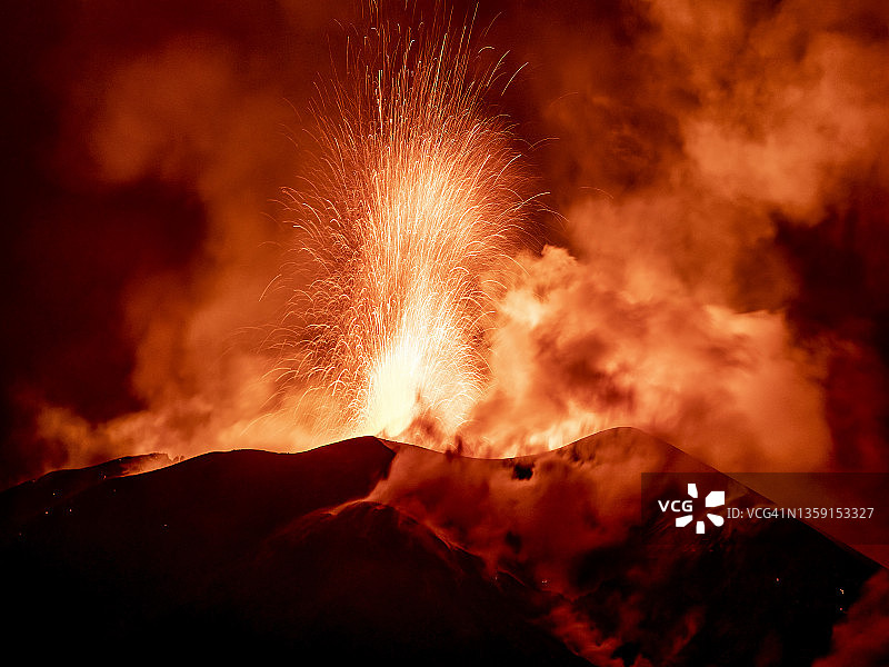 夜晚的火山喷发，拉帕尔马岛 Cumbre Vieja 火山图片素材