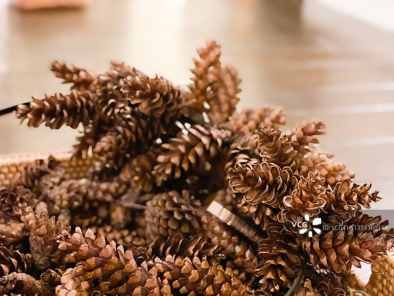 制作自制节日松果花环图片素材