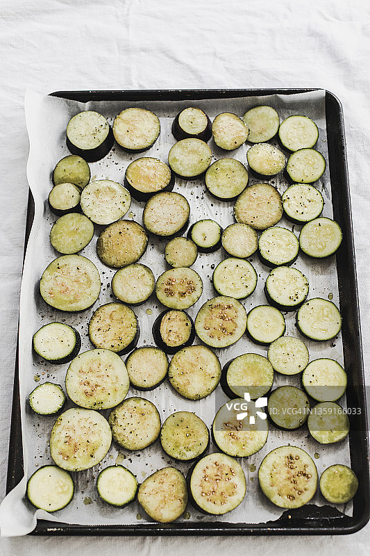 烤盘里的西葫芦切片图片素材
