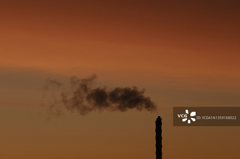 工业工厂烟囱向大气中排放蒸汽图片素材