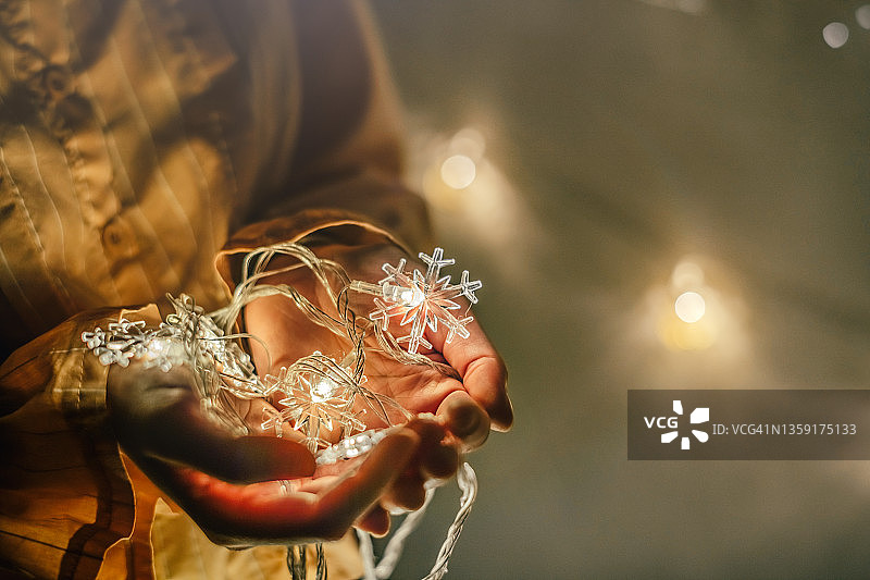 年轻女人装饰圣诞节的家图片素材
