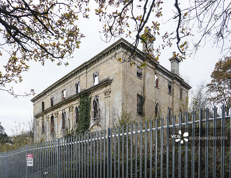 皮尔斯菲尔德公园，金属栅栏后的皮尔斯菲尔德庄园遗址；图片摄于威尔士蒙茅斯郡图片素材