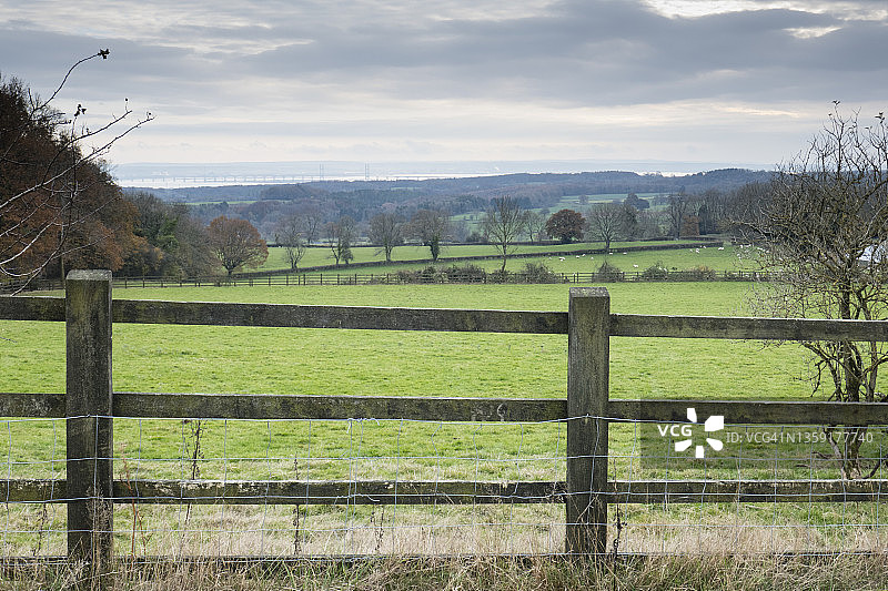 从蒙茅斯郡路眺望格温特湿地到塞文河口，威尔士蒙茅斯郡，11月图片素材