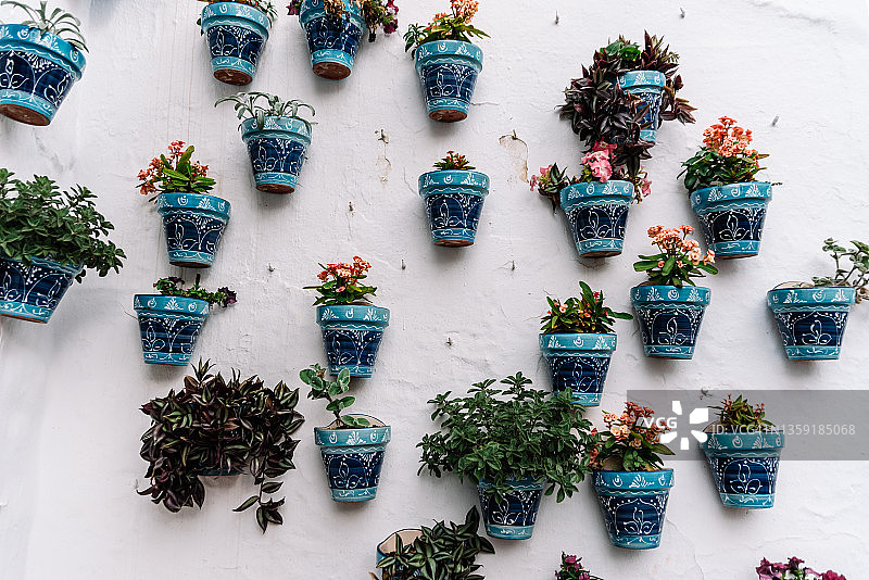马拉加米哈斯村白色墙壁上悬挂的蓝色花盆图片素材