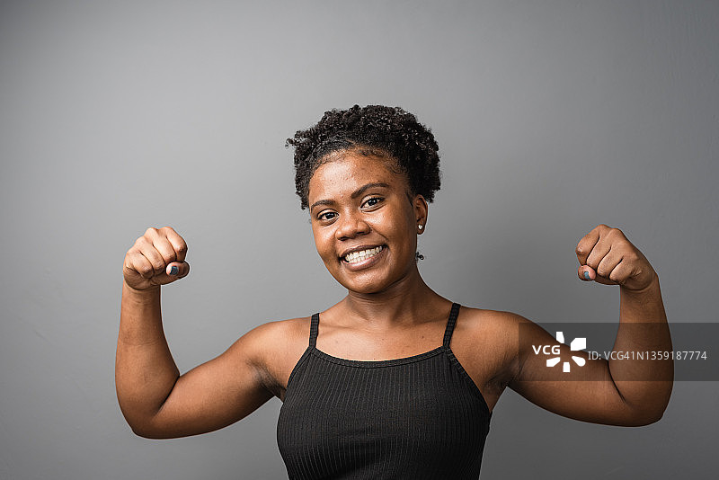 工作室里的黑人女运动员肖像图片素材
