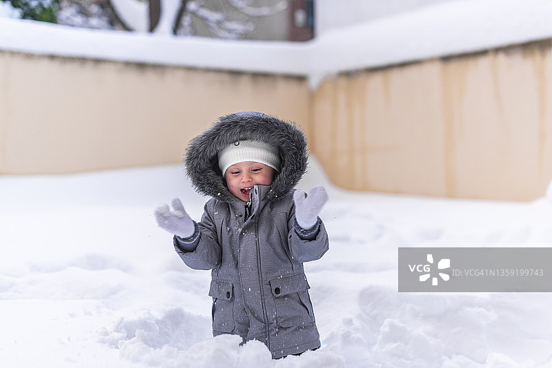 宝宝在雪地里玩耍图片素材
