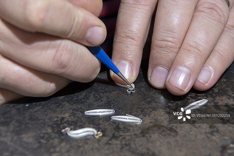 土耳其马尔丁省米迪亚特镇的银丝珠宝图片素材