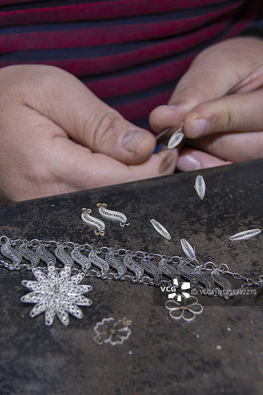 土耳其马尔丁省米迪亚特镇的银丝珠宝图片素材