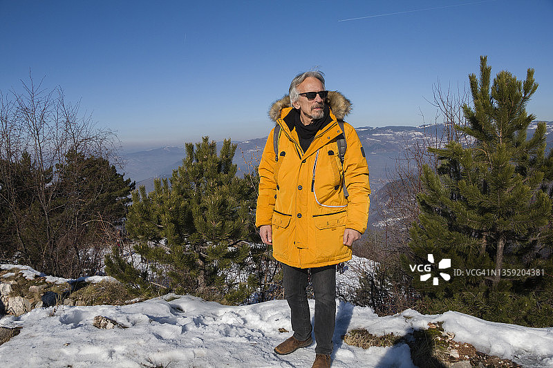 年长的男人在山上享受新鲜空气图片素材