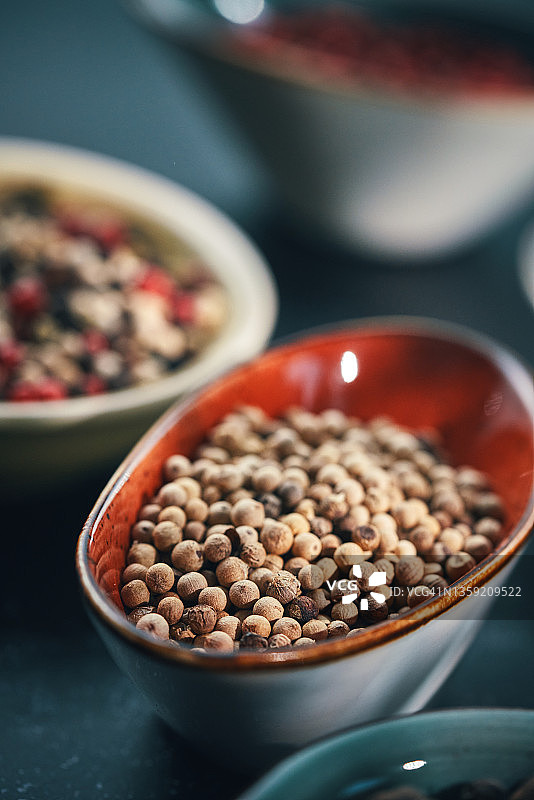 混合香料与绿色、红色、黑色、白色和混合的胡椒图片素材