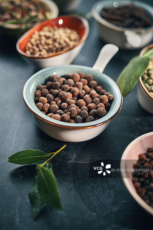 混合香料与绿色、红色、黑色、白色和混合的胡椒图片素材