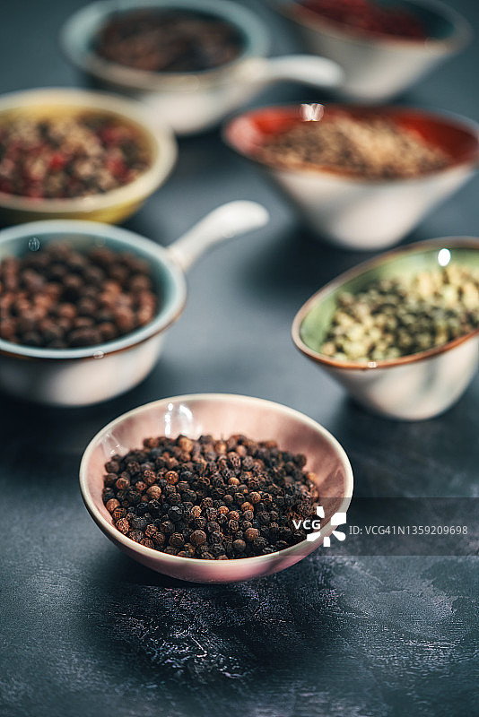 混合香料与绿色、红色、黑色、白色和混合的胡椒图片素材