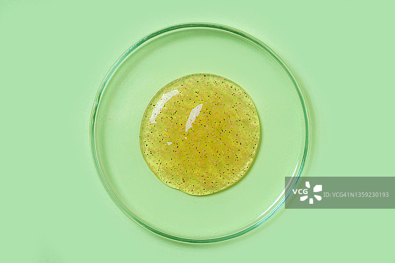 培养皿中天然黄色磨砂膏、精华液、啫喱或发膜、洗发水图片素材