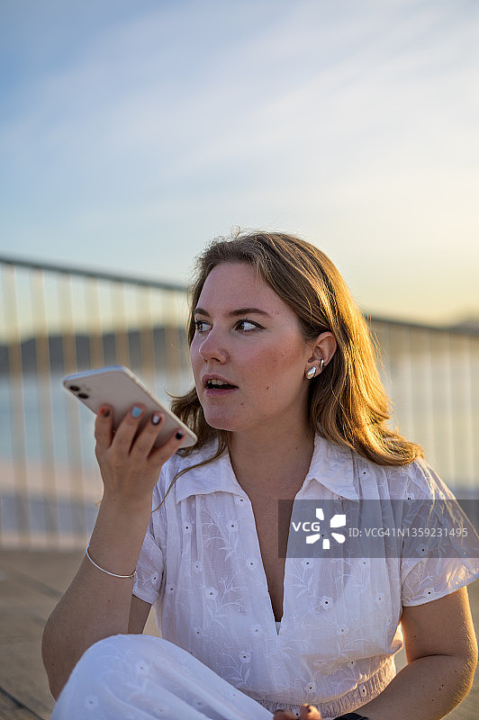 女人用的智能手机图片素材